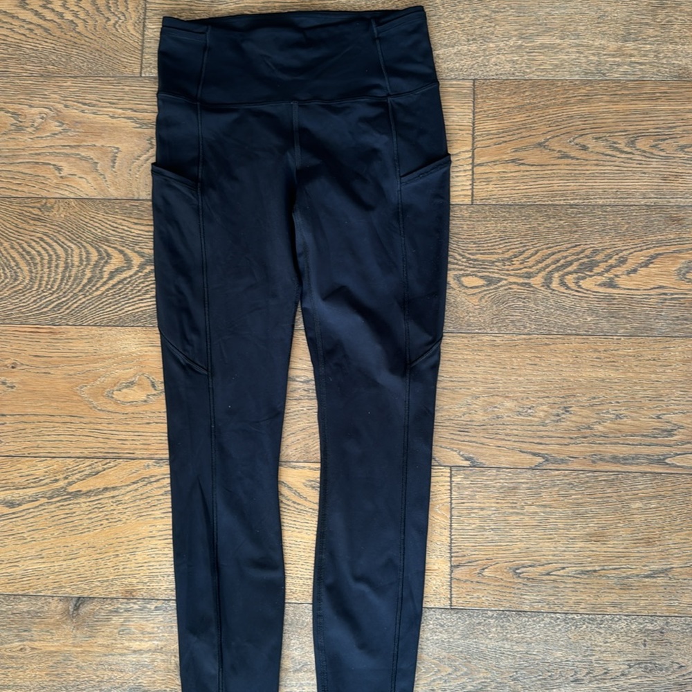 Women’s black Lululemon 25” legging with pockets